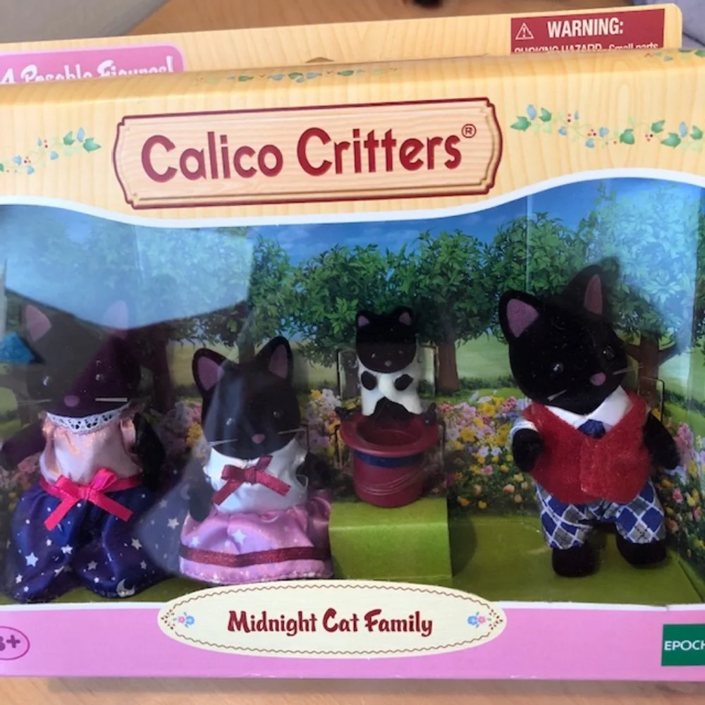 New Calico Critters Midnight Cat Family - Picture 4 of 13